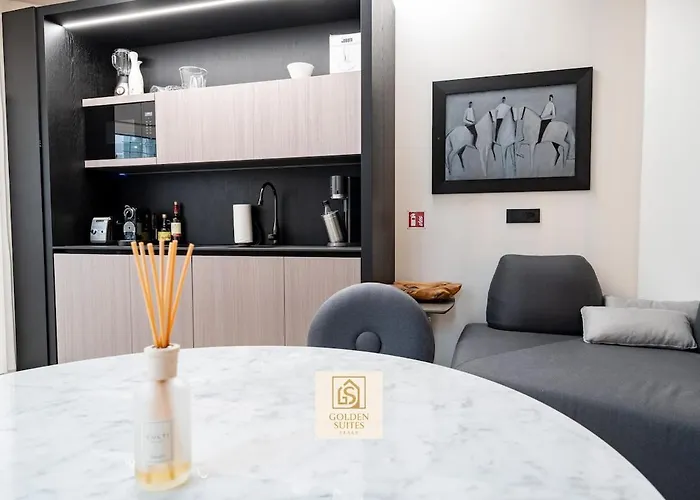 Goldensuitesitaly Duomo Luxury 1 דירה